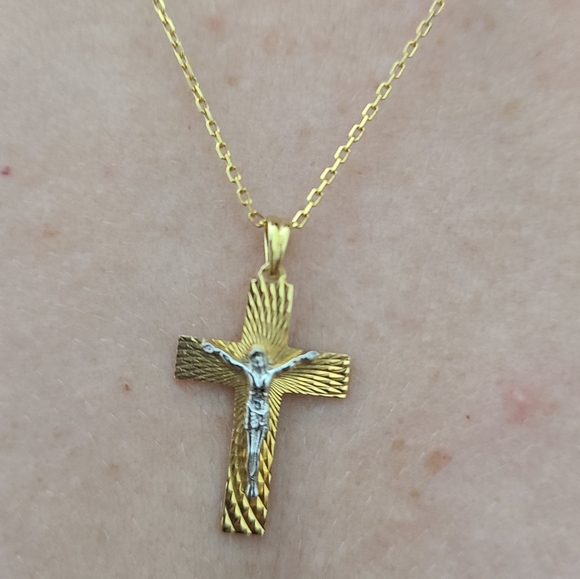 Jewelry - Beautiful Gold Cross Necklace